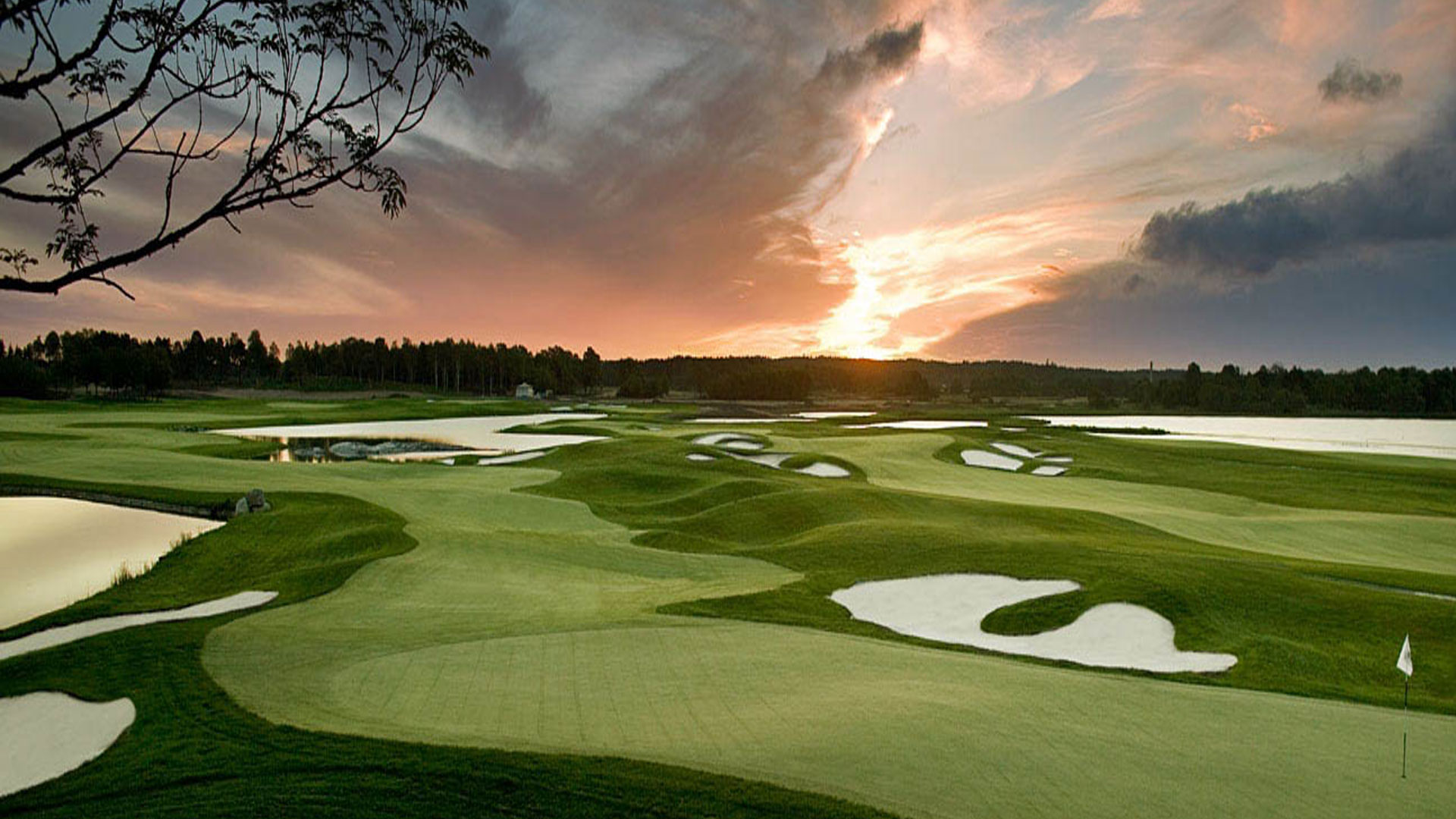 Hai sân golf 18 lỗ chuẩn quốc tế – Biểu tượng phong cách sống thượng lưu