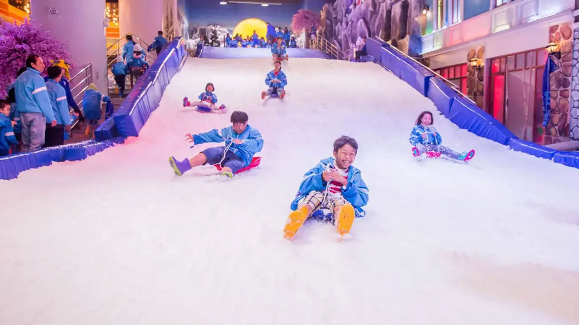 Khu trượt tuyết trong nhà tại Winter Wonderland Vinhomes Green Paradise